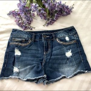 🌸NWOT Maurice’s Dark Distressed Jean Short (5/6)